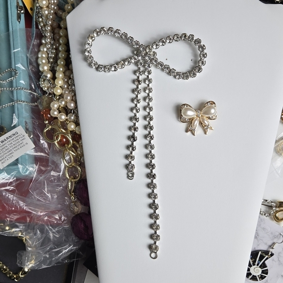 Elegant Rhinestone / Fuax Pearl Bow Brooch Bundle - Picture 15 of 17